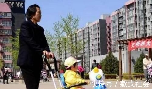 宝宝|40岁妈妈遛娃碰到40岁奶奶，虽年龄相当，差距却一目了然