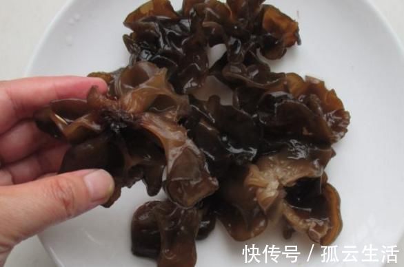 营养物质|泡木耳时,不要直接加水泡,多加点它,泡得又快又干净