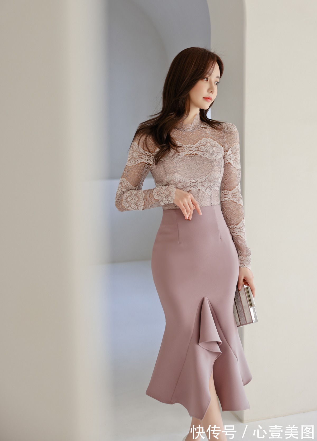 孙允珠|女神孙允珠高清时尚搭配:香芋淡彩满版织花卷纹包臀裙