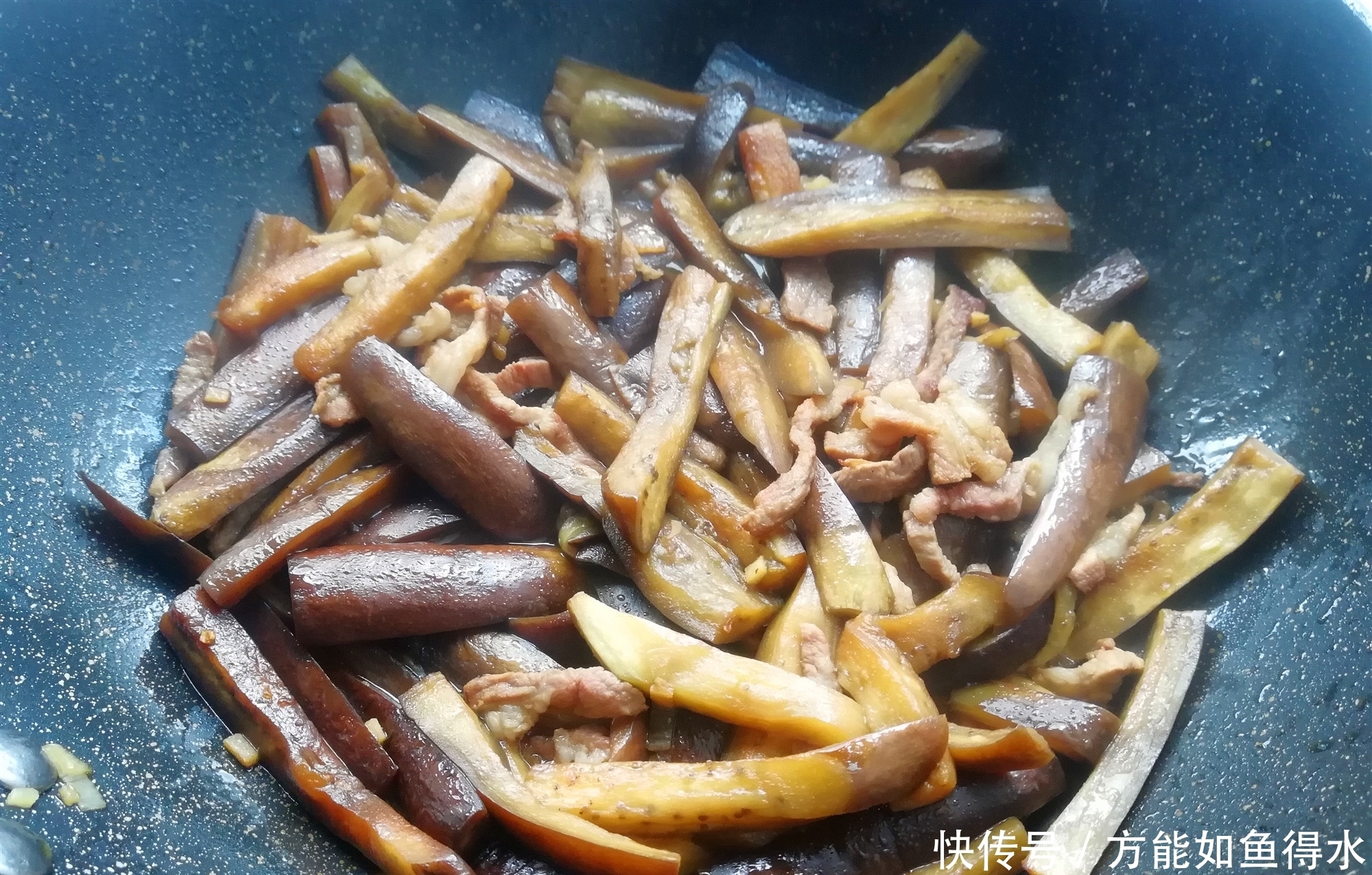 教你一个做茄子省油、少油的小技巧,简单实用,味道又香又下饭