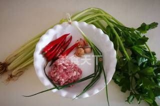 它的味道不亚于豇豆的芹菜肉末,是拌饭面条的好搭档
