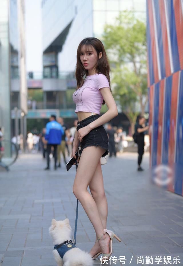 美女 谁说粉色就是少女风美女粉T配短裤，既性感又甜美
