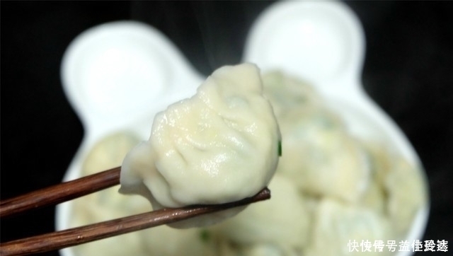 韭菜鸡蛋包饺子,多加两种食材,鲜上加鲜味特香,我家经常这么做