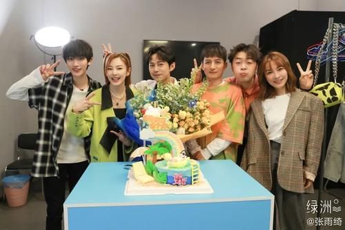 gif|取代谢娜3个月后,网友:因为她《快本》变好看了!