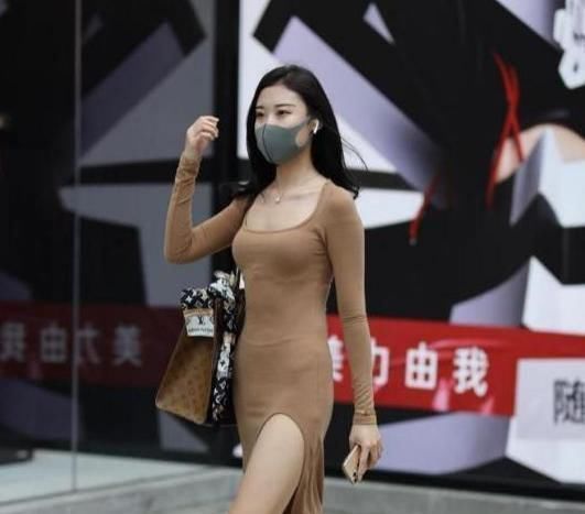 搭配|浅咖色纯棉长裙搭配复古包包,优雅大方,笑容迷人