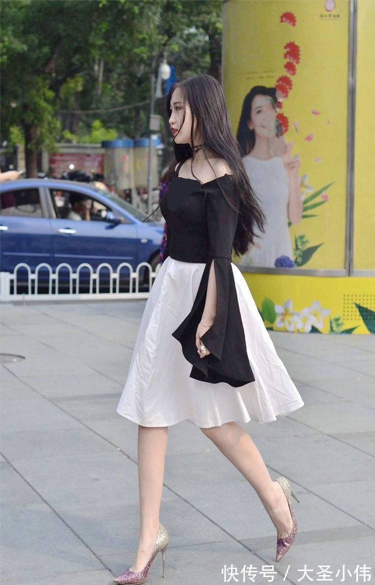 背带|美女街拍:粉色的背带连衣裙,内搭浅条纹的T恤,清新自然的穿搭很迷人