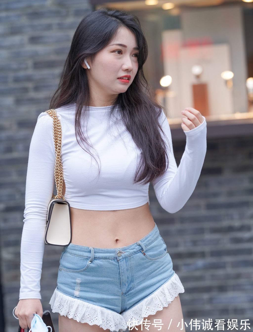时髦|初秋时髦穿搭,“露背衣”配短裤,既“有心机”又舒适!