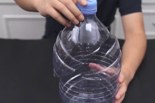 家里的塑料瓶一个也别扔，斜着切1刀放桌上，全家人都抢着用