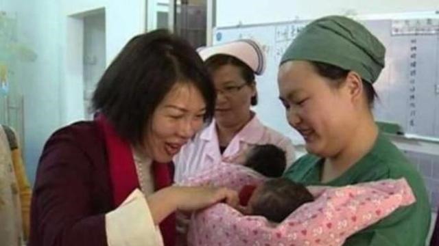 姥姥|“踩生”不是迷信,孩子出产房后,第一个抱他的人确实很重要