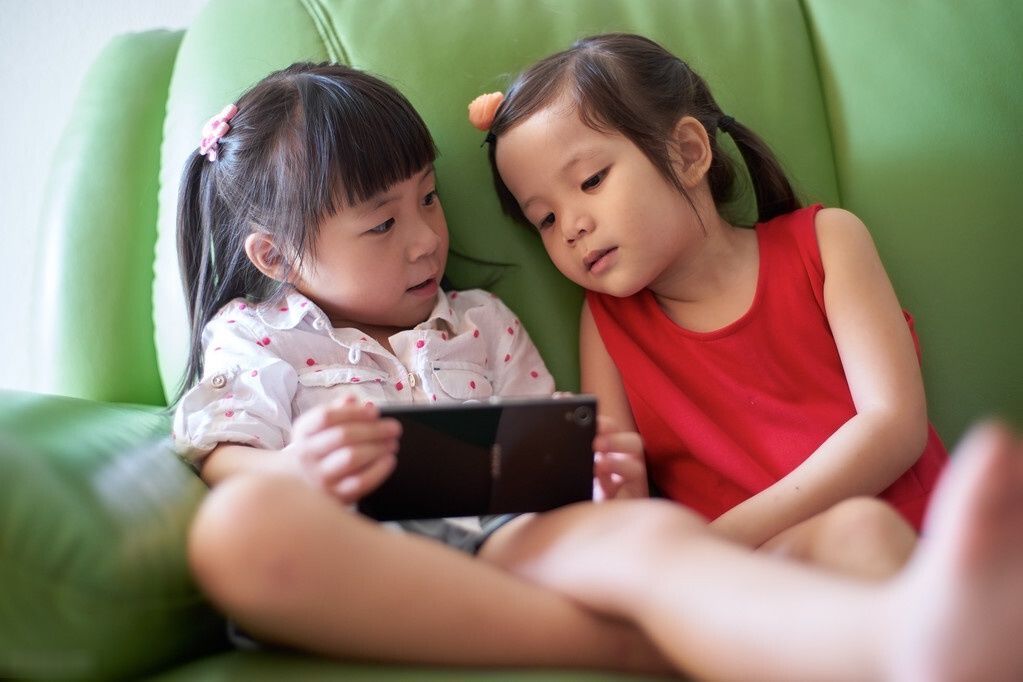 学习成绩|为什么孩子玩手机很专注，但学习、写作业坐不住，小动作多爱玩？