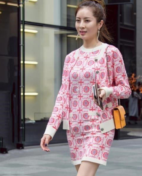 吊带|街拍小姐姐白色吊带配短裤,秀出白皙长腿,媚而不俗