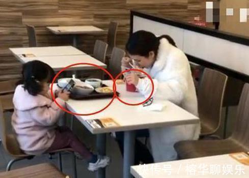 妈妈|俩母女服务区吃饭,妈妈的举动却令网友吐槽这孩子算是“废”了
