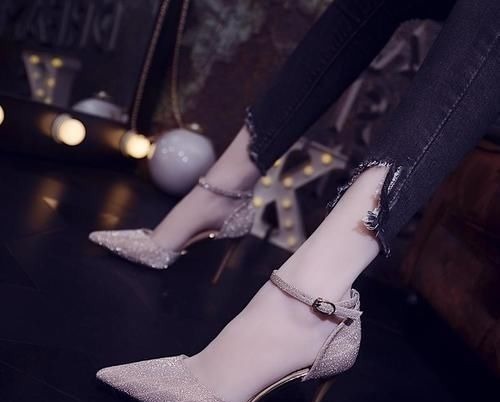 身材高挑 个子不高的女人只需一双高跟鞋,让你分分钟变成大长细腿