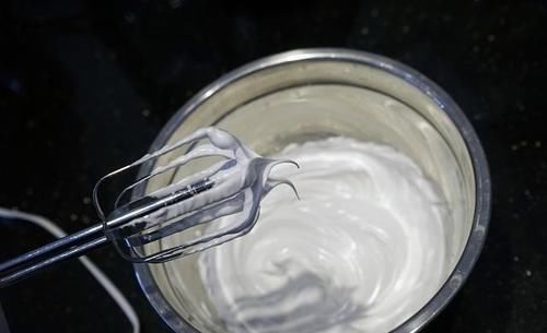 蒸蛋糕的时候,蛋糕涨起来,拿出来就凹下去,是怎么回事呢?