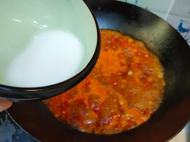 二伏吃面条，就馋一碗面，从小吃到大都不腻，汤浓味香真解馋