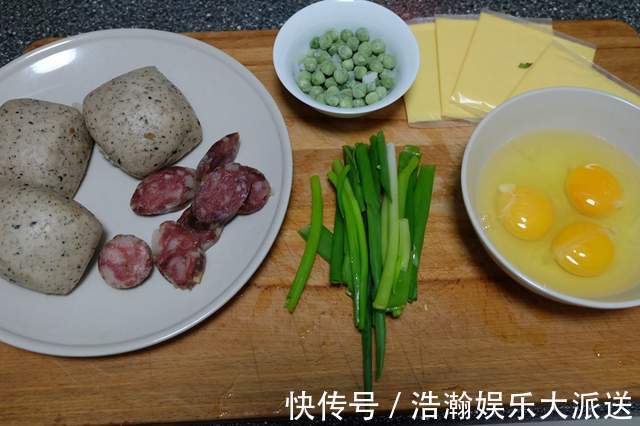 步骤|馒头也能做披萨，步骤简单，香软拉丝，10分钟就能搞定