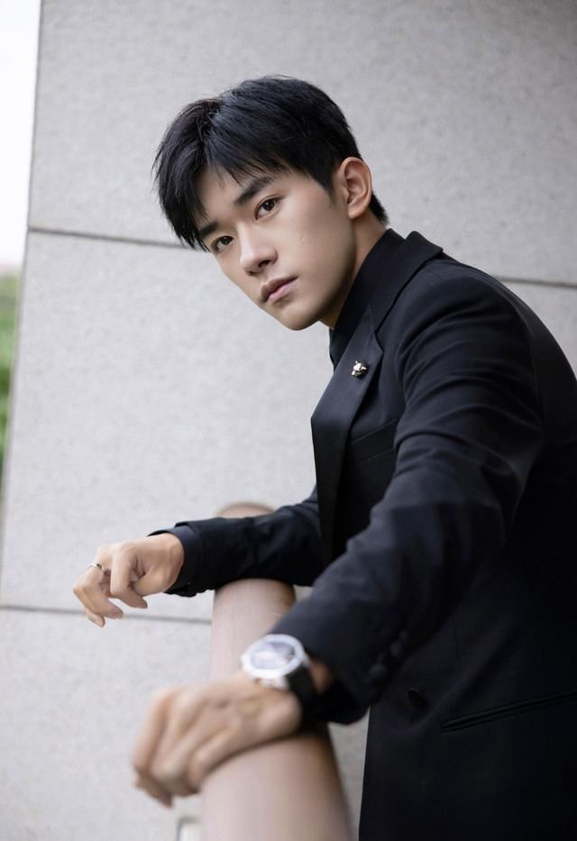 34万人投票“选丑”，王一博断层第一，成毅易烊千玺紧随其后