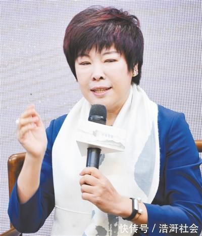 超短裙$“学术骗子”于丹和“短裙”的料,被扯掉“网红”光环的业余教授