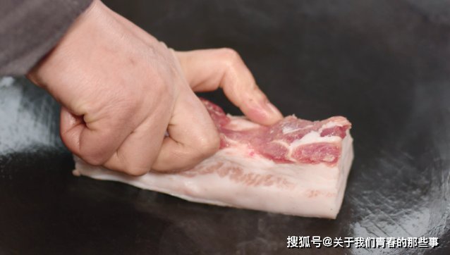 做红烧肉，不炒糖色，做好关键2步，颜色红酱味浓，肥而不腻，香