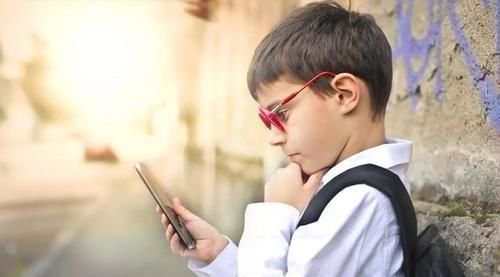 近视|家长不妨看看,这四件事会让孩子视力下降,可能你每天都在做