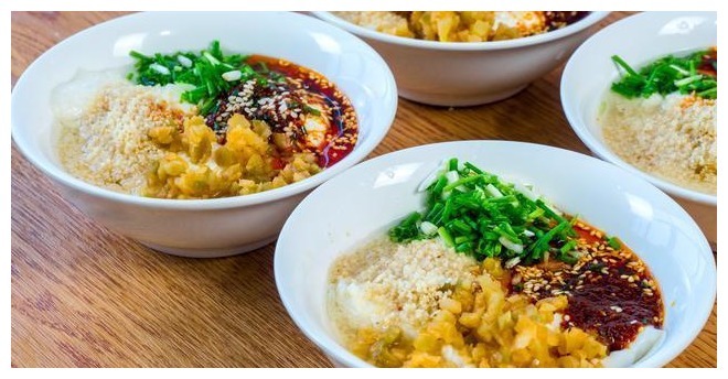 豆腐脑在家就能做,2把黄豆做4碗,如果冻般滑嫩爽口,早餐必备