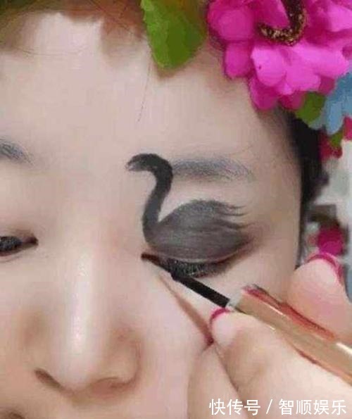 女孩子|女子画眼影画出黑天鹅, 当她眨眼的一瞬间, 黑天鹅仿佛活过来一般!