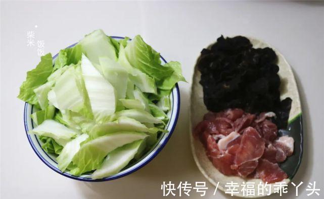 白菜炖豆腐,这样做才好吃,豆腐鲜香多汁,白菜脆嫩爽口