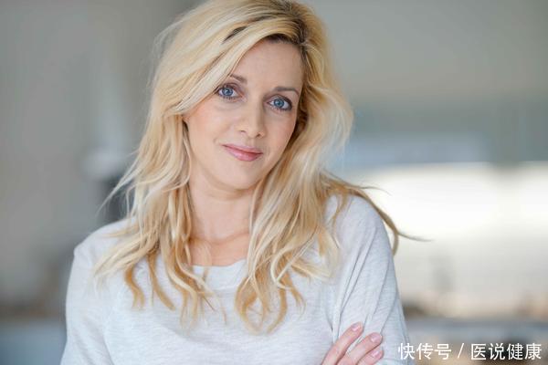 月经周期|女人年过四十，身体若存在4种情况，或是更年期快来了，别忽视