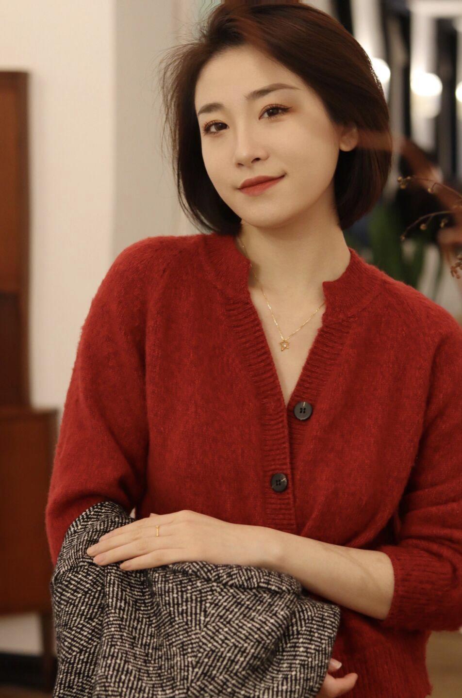 包臀裙 “开衫”的高级穿法是这样的,保暖舒适又温柔,每一套都能照穿