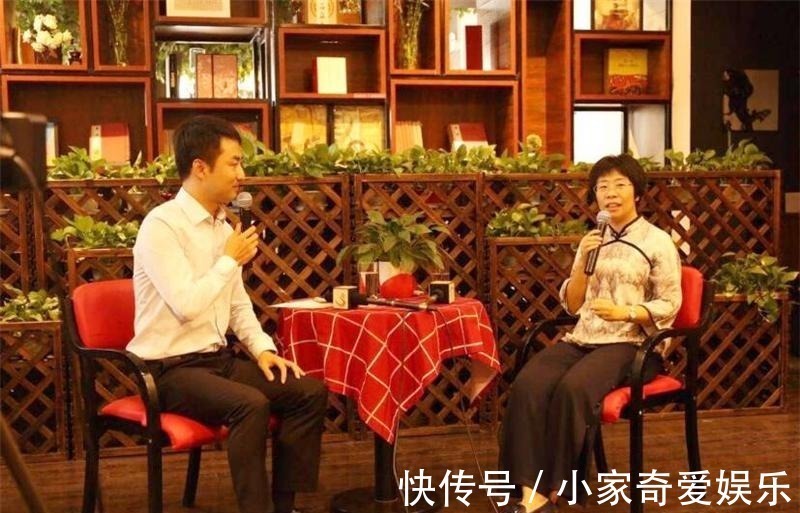 姜怡伶$继于丹之后,又一位“国学大师”被赶下台,网友:她也配叫大师?