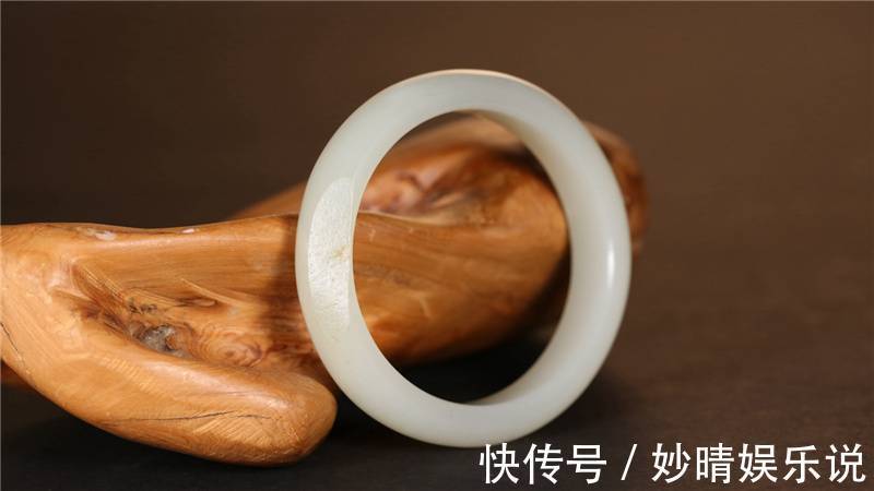 和田玉 最强硬通货!手镯是这么定价的!看完再也不怕买吃亏!
