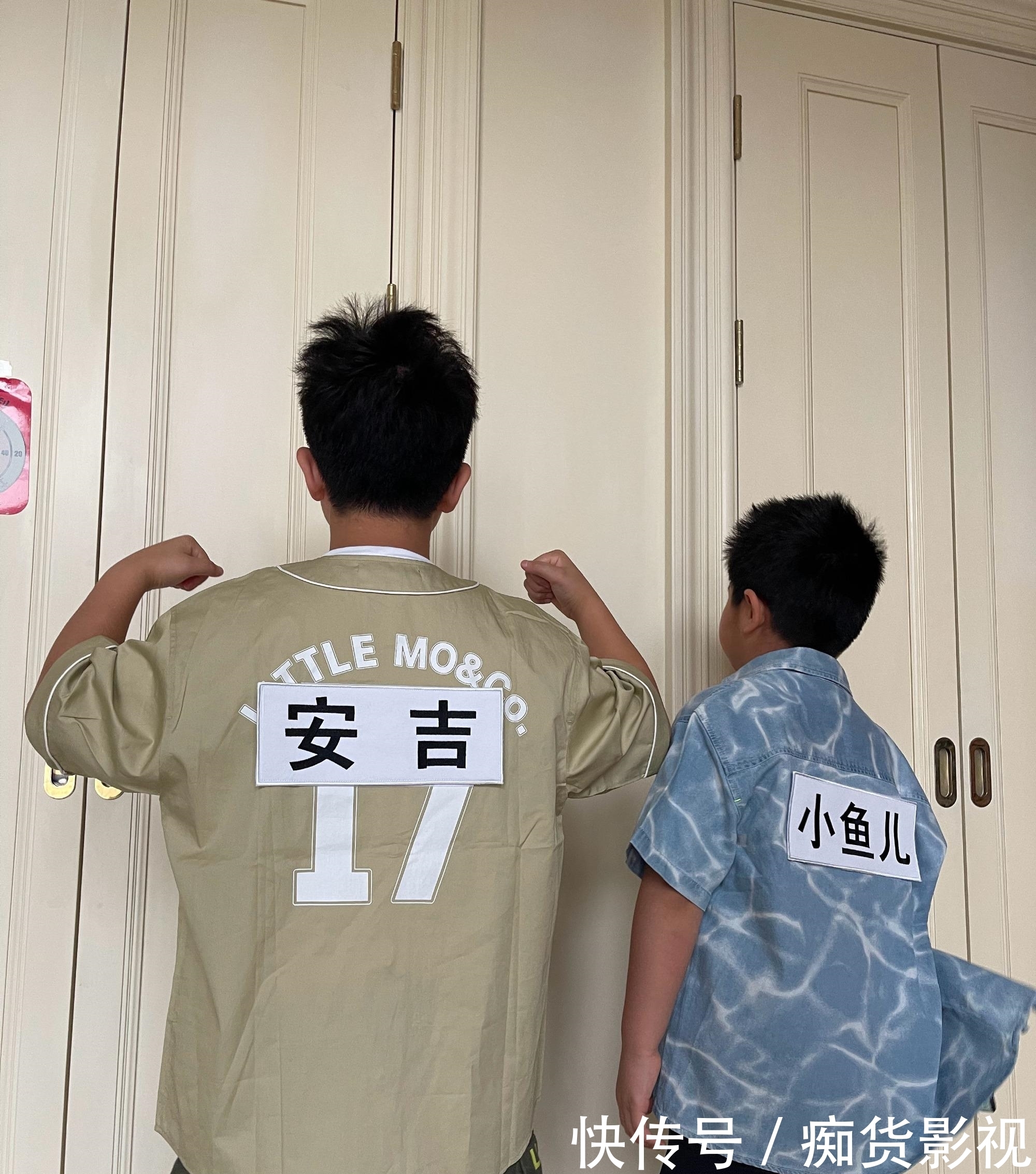 爸爸去哪 胡可晒安吉小鱼儿《跑男》撕名牌照片,两个宝贝长高了好多