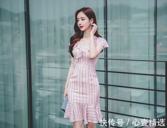 纹裙|女神孙允珠高清时尚搭配：樱桃花堤田园粉蓝间隙竖纹裙