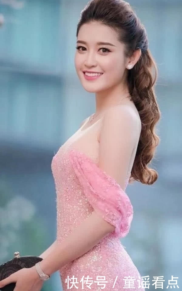 优雅|镂空露肩的鱼尾裙打造柔软曲线,网友:一身粉色简直太优雅知性了