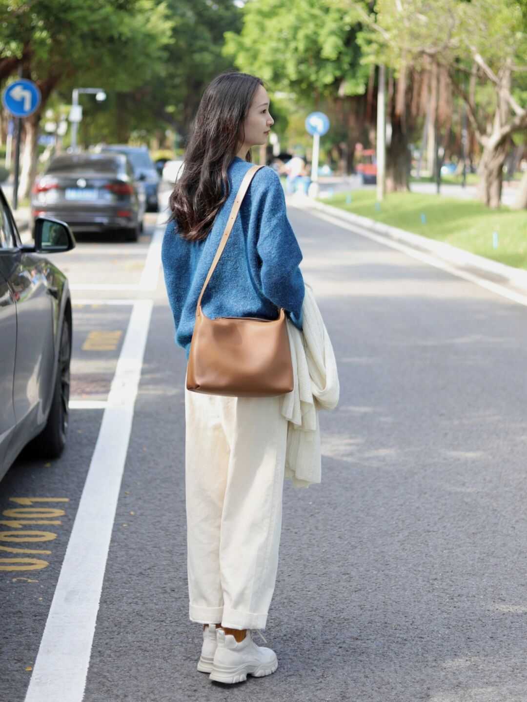 针织开衫 克莱因蓝不好配色?黑白红是标配,棕色米灰也可以“炒”一下CP