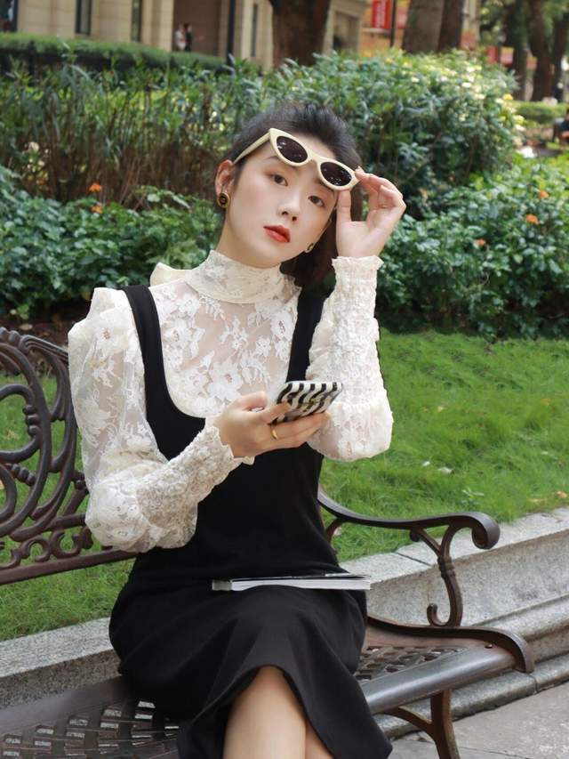 翻领|秋天怎样穿才有气色?身穿一件红色翻领连衣裙,穿上身复古又显白