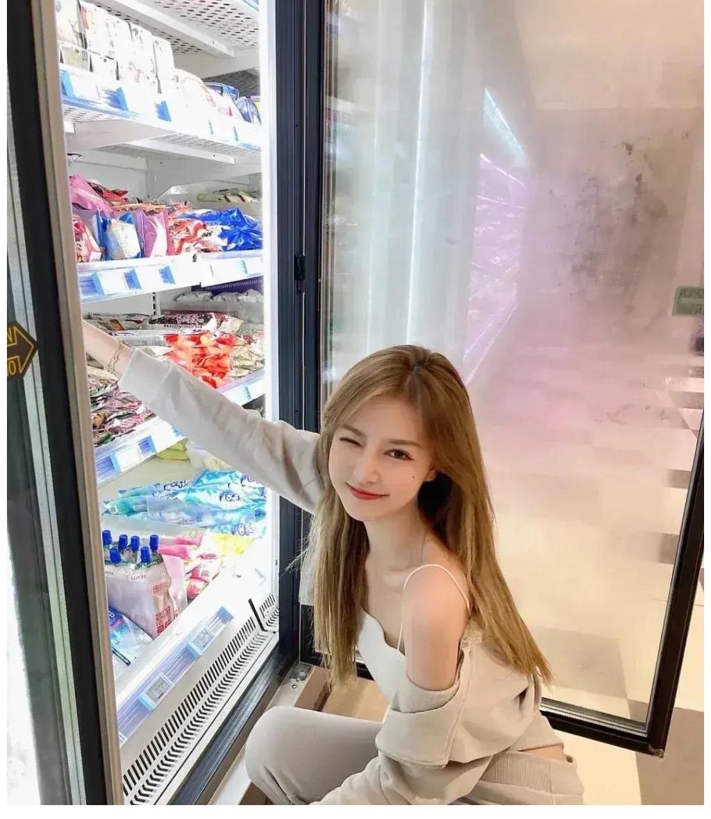 小吊带|食色101——美女穿搭7 白色小吊带与灰色短款带帽卫衣和条带裤头运动裤