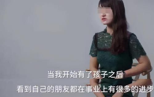 顾娃|“最懂事宝宝”走红,安静坐在桌子底下陪妈妈工作,画面让人心疼