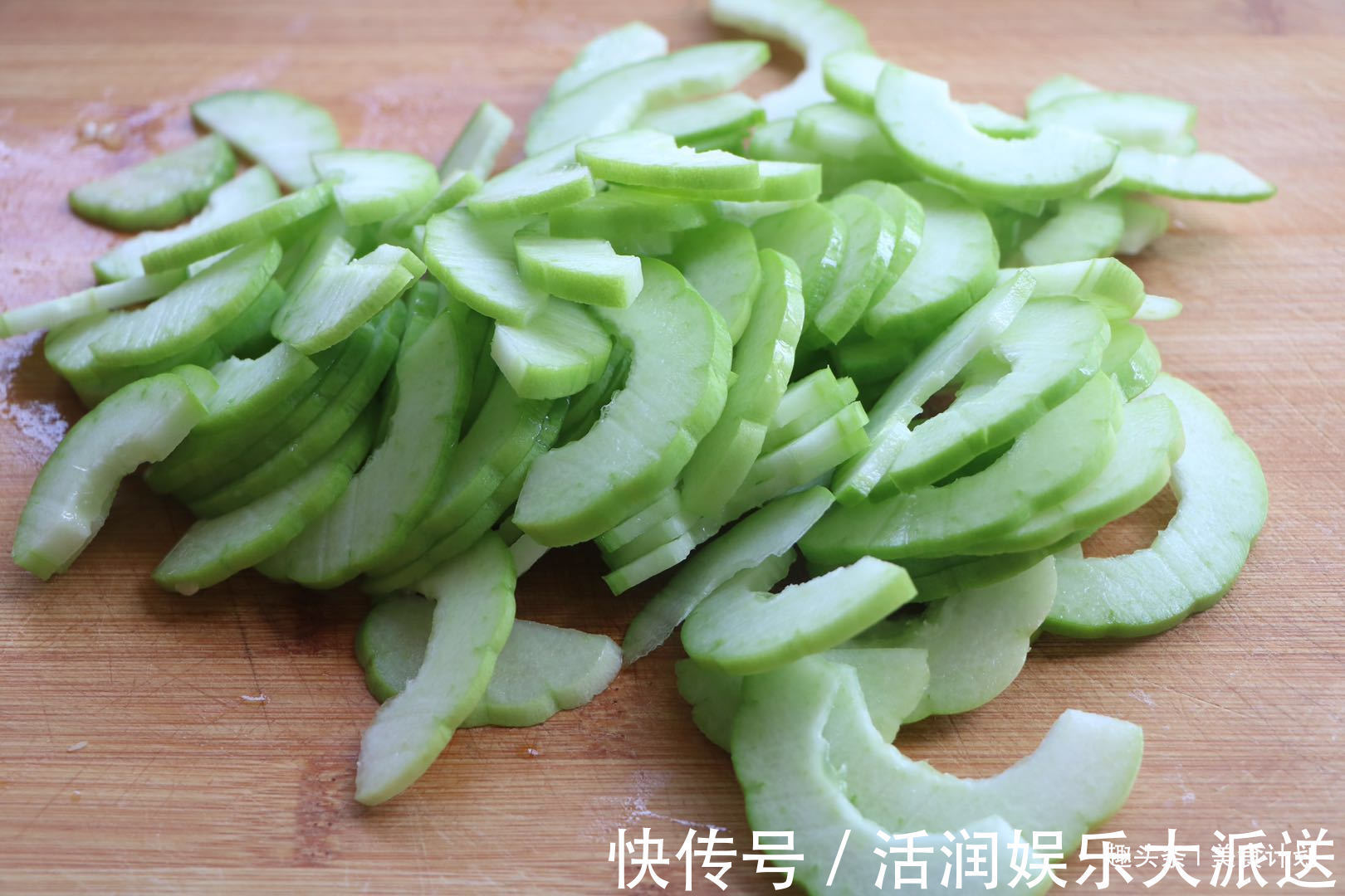 清热解毒|夏天别只知道凉拌黄瓜，比黄瓜更脆爽的凉拌菜，多吃清热解毒！