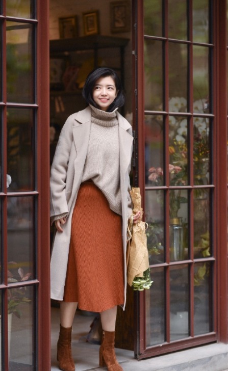 小姐姐|大衣下面别穿牛仔裤了,试试半身裙吧,温柔显气质,40+也能驾驭