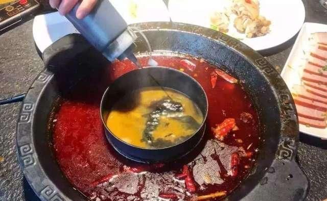 服务员|吃完火锅,服务员为啥往锅底倒墨汁了解真相此地无银三百两