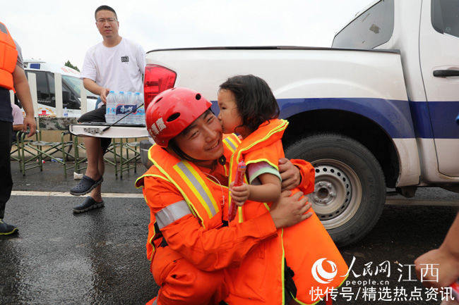救援人员|郑州获救小女孩送给江西消防员一个吻