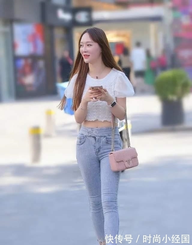 短袖上衣 白色充满少女感的短袖上衣,搭配修身长牛仔裤,穿出魅力十足的美