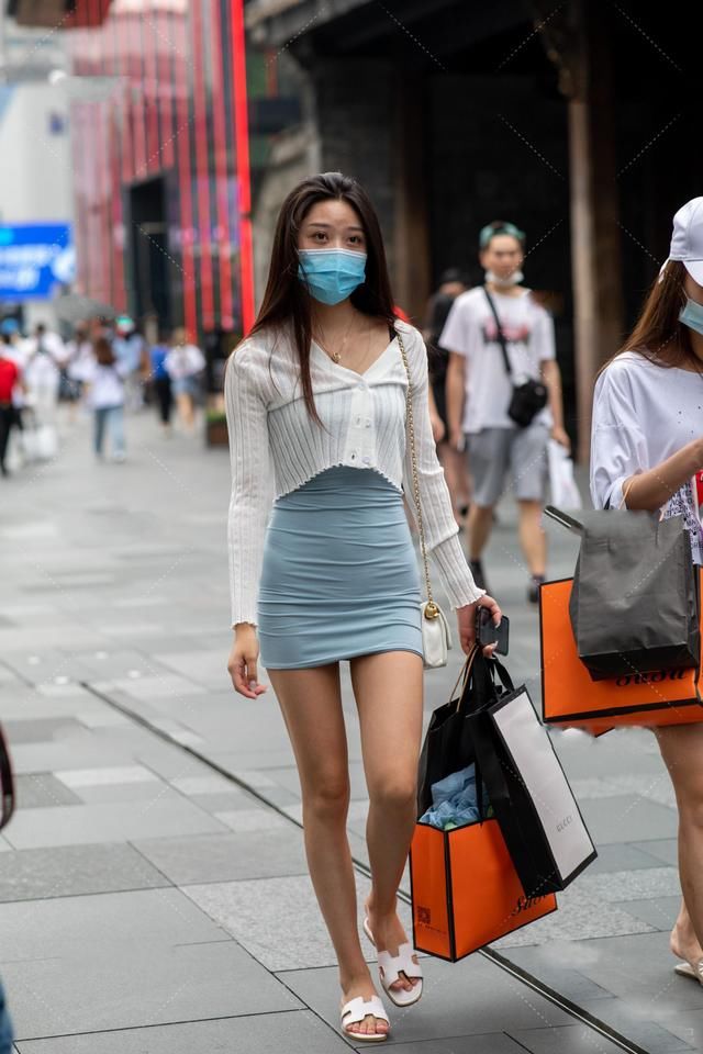 蓝色吊带裙配白色开衫，优雅清爽又塑身，轻松穿出个性的唯美