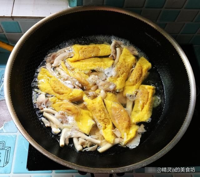 蘑菇|天凉了，适合早餐喝的汤，2样食材一起煮又鲜又香，家人很满意