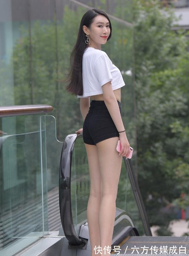 高腰短裤 白色短款短袖衫,配黑色高腰短裤,清新时尚高挑靓丽