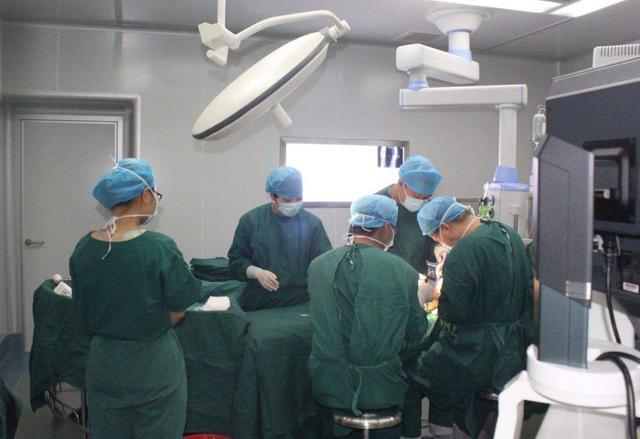 夫妻俩|妻子生下二胎,医生说里面还有东西,取出的东西让丈夫怒了