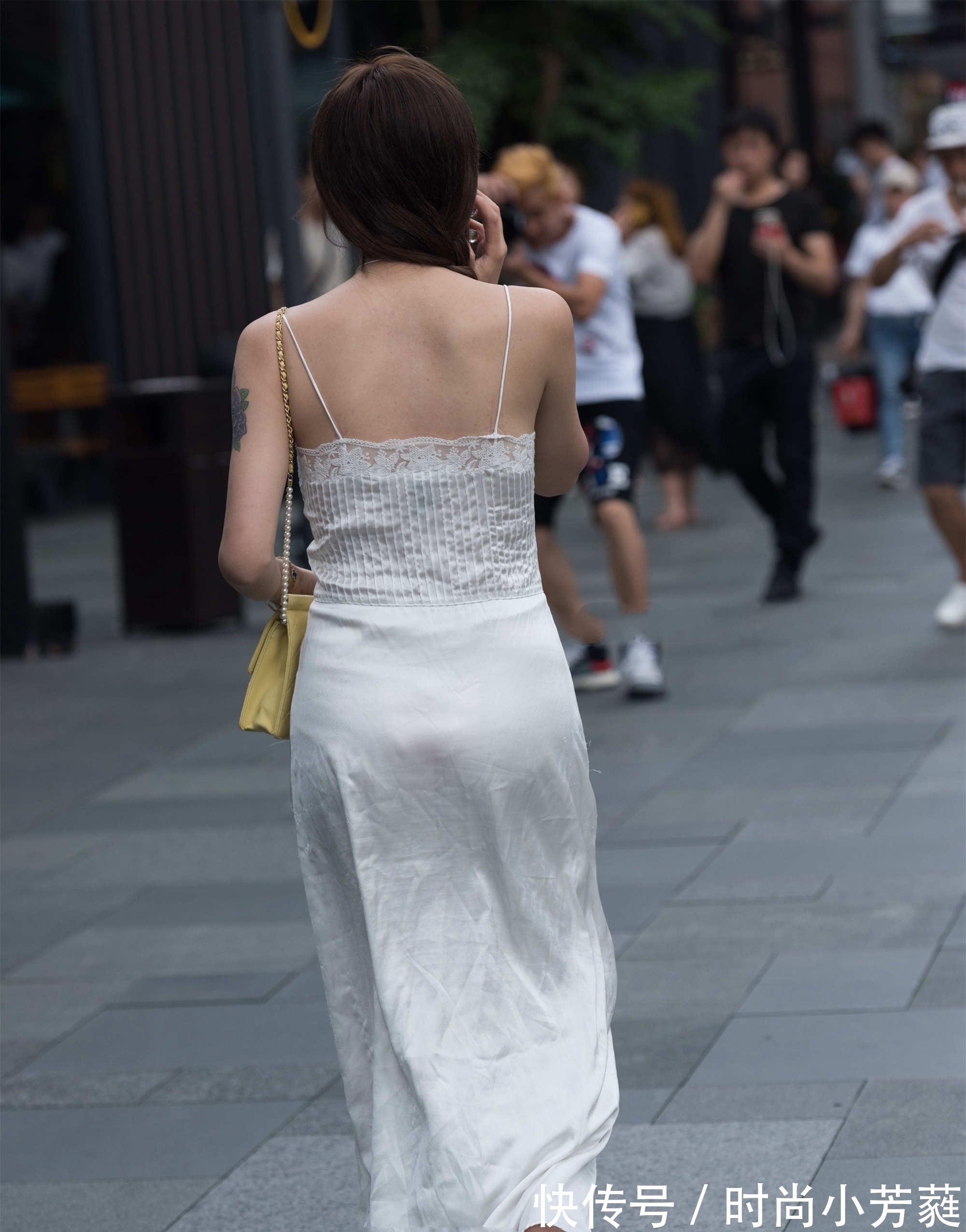 长裙 一袭白色长裙，绑带式花瓣凉鞋，显得气质又清新