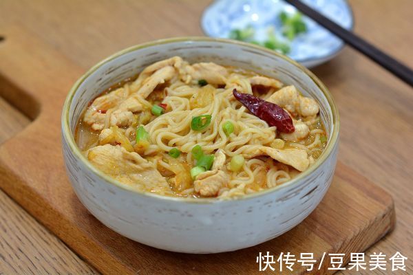 麻辣鸡片面|忙里偷个懒，轻松来一碗#精致一人食# 麻辣鸡片面