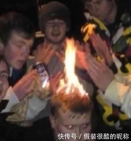 |笑话:表弟开了一家小饭店,为了降低成本,他苦学烹饪,亲自下厨